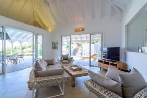 Μια τηλεόραση ή/και κέντρο ψυχαγωγίας στο Hillside Villa with Spectacular Sea Views