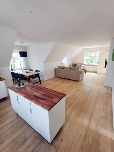 イェリングにあるGrand Luxury Apartment In The Center Of Hjoerringのソファとテーブルのある広いリビングルーム
