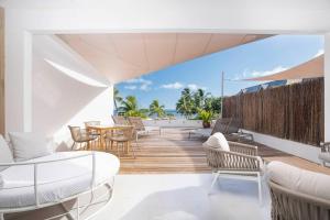 Cook's Bay Hotel & Suites的阳台或露台
