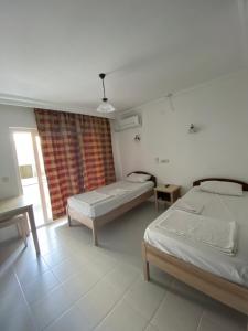 pokój z dwoma łóżkami i oknem w obiekcie AY OTEL 2 w mieście Antalya