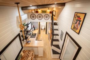 Una vista aérea de una sala de estar con escalera en una casa pequeña. en Unique Tiny Home Minutes from Downtown, en Ellensburg