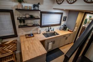Una cocina o zona de cocina en Unique Tiny Home Minutes from Downtown