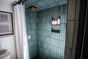 Un baño de Unique Tiny Home Minutes from Downtown