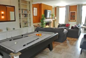 Una sala de estar con una mesa de billar. en Nor14 - Vire - Maison Bear, en Landelles-et-Coupigny