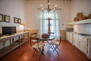 a kitchen with a table and chairs in a room at Ginestriccio in Bibbona