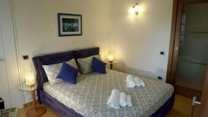 a bedroom with a bed with towels on it at La Casa di Anita in Asti