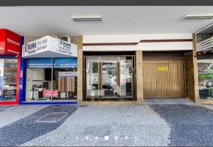 a store front with the doors open on a street at Apt Icaraí Niterói Leonardo Davince in Niterói