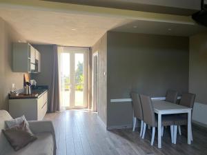 una cucina e una sala da pranzo con tavolo e sedie di Vigne dei Mastri a Costigliole dʼAsti