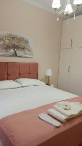 Postel nebo postele na pokoji v ubytování Coolio's home