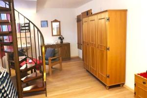 Knihovna v apartmánu + 1 fotografie