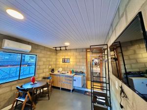 a small kitchen with a table and a table and chairs at Apto Studio Industrial 07 in Manaus