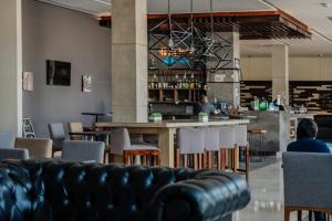 a bar in a restaurant with a person sitting at a counter at Hampton Inn By Hilton Celaya in Celaya