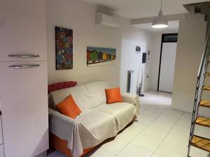 un soggiorno con un divano e un quadro sul muro di DUPLEX LUXURY - MARINA SVEVA a San Salvo