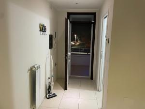 un corridoio che conduce a una cucina con porta aperta di DUPLEX LUXURY - MARINA SVEVA a San Salvo Altre 55 foto