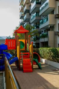 Ο χώρος παιχνιδιού για παιδιά στο Apartamento 2 Qto e Varanda em Condomínio Completo