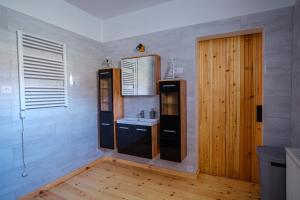 a bathroom with a sink and a mirror at Alpakavendégház in Balatoncsicsó