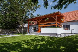 a house with a pavilion in a yard at Alpakavendégház in Balatoncsicsó