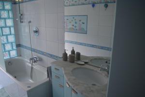 Koupelna v ubytování Gloria House + 5 fotografií