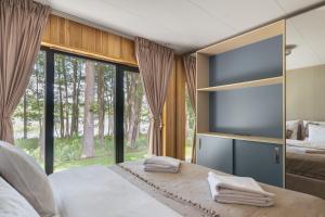 Postel nebo postele na pokoji v ubytování Rezydencja Warnowo 78 + 37 fotografií