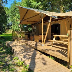 Ecolodges De Dreef外面的花园