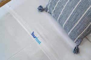 拉夫拉Wake up with the Sea Breeze- House with pool AP2的一张床的特写，上面有一张白色床垫和一个枕头 更多9张照片