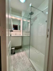 ein Badezimmer mit Glasdusche und Waschbecken in der Unterkunft Cozy Panorama Flat by the Beach in Knokke-Heist + 13 Fotos