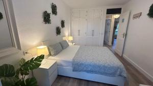 Postel nebo postele na pokoji v ubytování Hübsche Ferienwohnung mit 2 Schlafzimmern, Pool und WLAN, Strandnähe