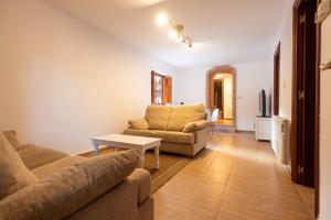 ein Wohnzimmer mit zwei Sofas und einem Fernseher in der Unterkunft Casa Magariños in Gondomar