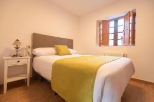 ein Schlafzimmer mit großem Bett und Fenster in der Unterkunft Casa Magariños in Gondomar