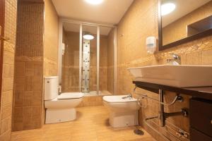 ein Badezimmer mit Toilette, Waschbecken und Dusche in der Unterkunft Casa Magariños in Gondomar + 22 Fotos