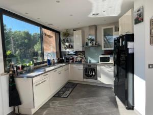 Kuchyň nebo kuchyňský kout v ubytování Maison Provençale de 130M jardin arboré + 2 fotografie