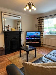 TV a/nebo společenská místnost v ubytování Firbrook House