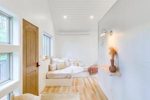 Fotografie z fotogalerie ubytování Private Hot Tub Dreamy Cabin in Polson! v destinaci Polson