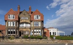 an old brick house with a whiteozyermottermottermott at Hotel Victoria in Whitby
