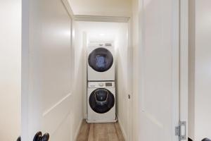 una lavatrice e un'asciugatrice in un corridoio bianco di The Cottage a Temecula