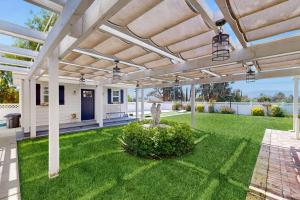 un pergolato con una statua in un cortile di The Cottage a Temecula