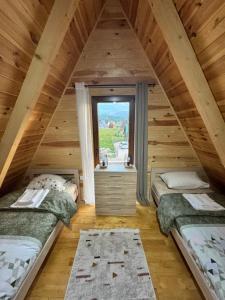2 camas en un ático con ventana en 4Seasons Mountain Home, en Žabljak