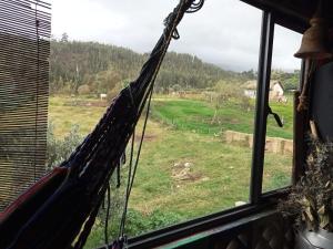 amaca in una finestra con vista su un campo di Hostal antaño a Duitama