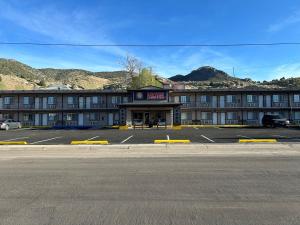 an empty parking lot in front of a hotel at Four Sevens Motel in Ely