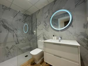 レオンにあるApartamentos Mk77 Leon Se7venの白いトイレと鏡のあるバスルーム