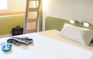 Postel nebo postele na pokoji v ubytování ibis budget Karlsruhe