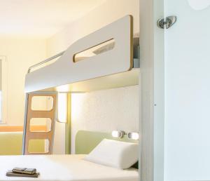 Postel nebo postele na pokoji v ubytování ibis budget Karlsruhe