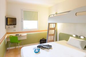 Postel nebo postele na pokoji v ubytování ibis budget Karlsruhe
