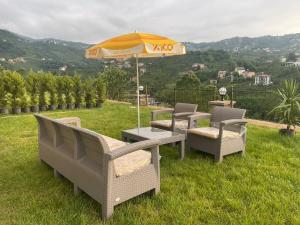 un grupo de sillas y una mesa con sombrilla en Greenplain Smurf, en Trabzon 16 fotos más