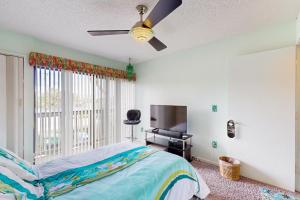 a bedroom with a bed and a ceiling fan at Ms Aloha on Siesta Key in Sarasota