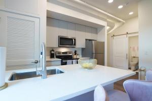 A cozinha ou cozinha compacta de The Standard Downtown Columbus