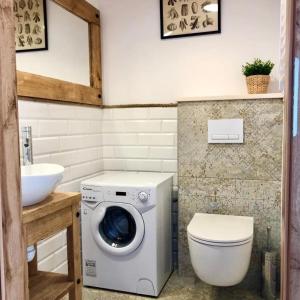 Borowy MłynにあるDomek na Kaszubach 3-2 - Ostoja Bukowoの洗濯機と洗面台を備えたバスルーム