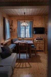 TV a/nebo společenská místnost v ubytování Almhaus Veitlmichl