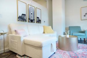 Uma área de estar em The Standard Downtown Columbus