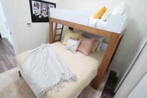 Cama ou camas em um quarto em The Standard Downtown Columbus